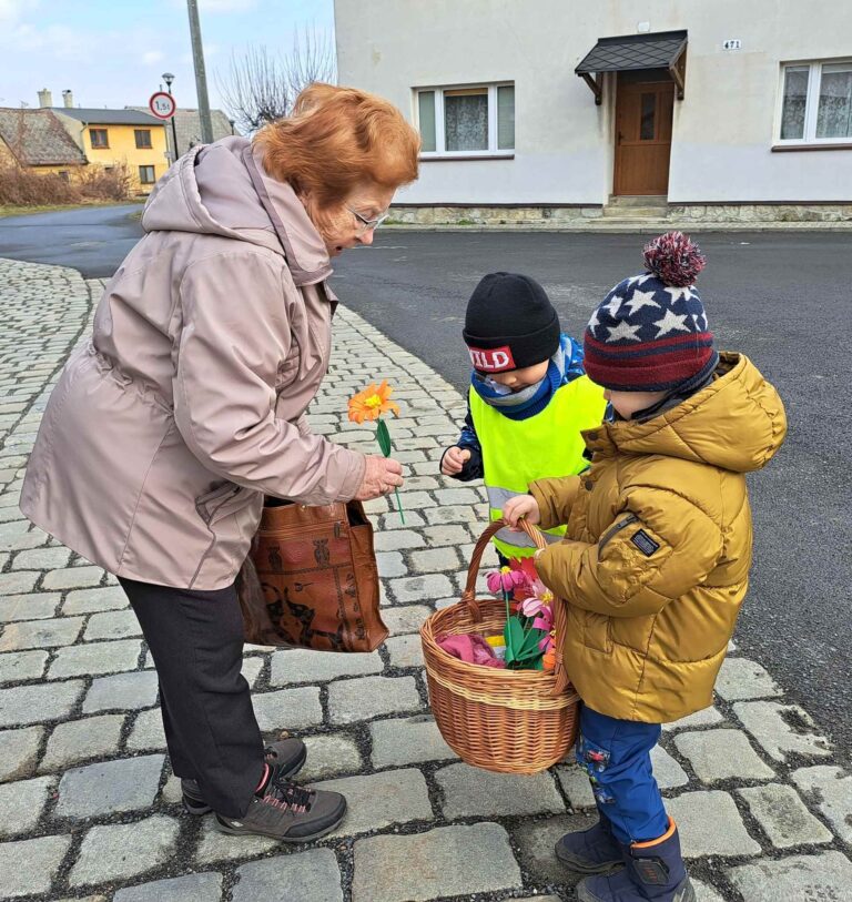 Děti MŠ Sluníčko rozdávají kytičky v Javorníku 2023